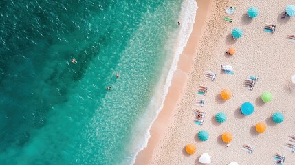 Vista aérea de playa tropical con sombrillas de colores, personas nadando en el mar turquesa y turistas tomando el sol en la arena