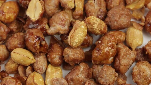 tas de cacahu&egrave;tes caram&eacute;lis&eacute;e au sucre (chouchou)