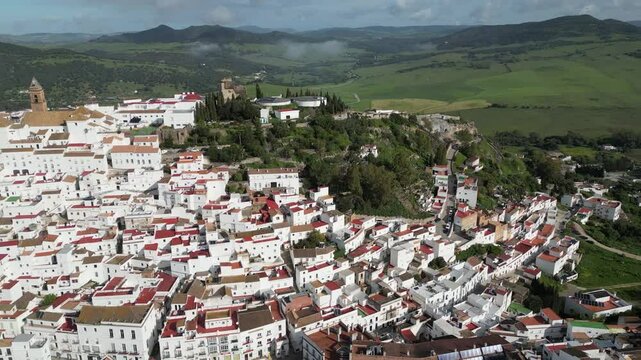 Vista a&eacute;rea del municipio de Alcal&aacute; de los Gazules en el parque natural de los alcornocales, Andaluc&iacute;a