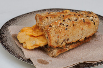 Bocadillo de tortilla con anchoas en pan integral con semillas