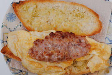 Bocadillo de tortilla con longaniza abierta en pan tostado y aceite, España