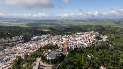 Obraz premium Vista aérea del municipio de Alcalá de los Gazules en el parque natural de los alcornocales, Andalucía