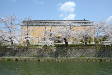 Obraz premium 京都岡崎公園 琵琶湖疏水と京都市美術館 京都市左京区