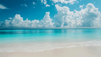 Obraz premium Idyllic tropical beach with turquoise water and fluffy clouds.
