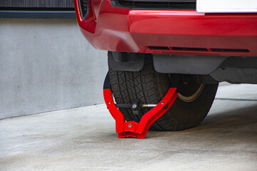 盗難防止用タイヤロック付けている自動車