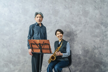 音楽教室でサックス演奏を教わる女性