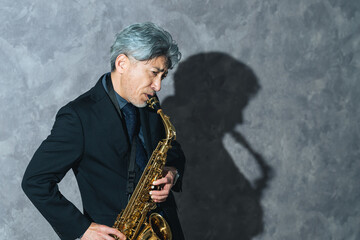 サックスを演奏するミドルエイジ男性