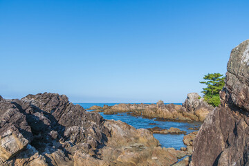 岩礁と青空の広がる海辺の風景