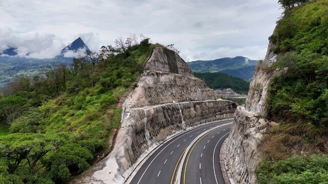 Video a&eacute;reo realizado con drone sobre la nueva v&iacute;a que pertenece a la "Conexi&oacute;n Pac&iacute;fico 1" unidad Funcional 2 en  las zonas rurales de los municipios de Amag&aacute; y Titirib&iacute;, Antioquia, Colombia.
