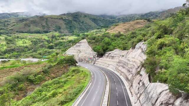 Video a&eacute;reo realizado con drone sobre la nueva v&iacute;a que pertenece a la "Conexi&oacute;n Pac&iacute;fico 1" unidad Funcional 2 en  las zonas rurales de los municipios de Amag&aacute; y Titirib&iacute;, Antioquia, Colombia.
