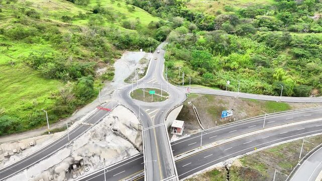 Video a&eacute;reo realizado con drone sobre la nueva v&iacute;a que pertenece a la "Conexi&oacute;n Pac&iacute;fico 1" unidad Funcional 2 en  las zonas rurales de los municipios de Amag&aacute; y Titirib&iacute;, Antioquia, Colombia.
