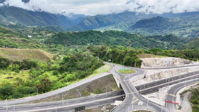 Video a&eacute;reo realizado con drone sobre la nueva v&iacute;a que pertenece a la "Conexi&oacute;n Pac&iacute;fico 1" unidad Funcional 2 en  las zonas rurales de los municipios de Amag&aacute; y Titirib&iacute;, Antioquia, Colombia.
