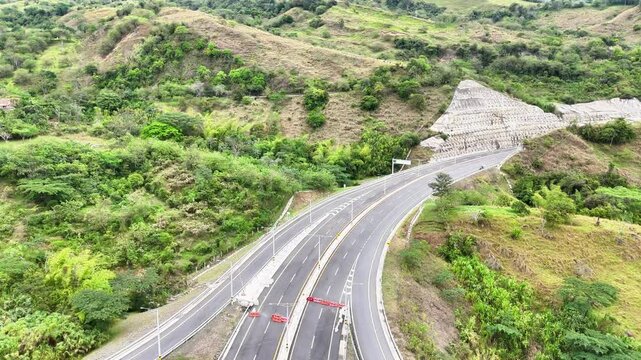 Video a&eacute;reo realizado con drone sobre la nueva v&iacute;a que pertenece a la "Conexi&oacute;n Pac&iacute;fico 1" unidad Funcional 2 en  las zonas rurales de los municipios de Amag&aacute; y Titirib&iacute;, Antioquia, Colombia.
