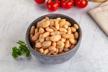 Canned white beans in the bowl
