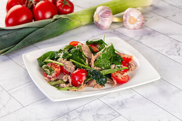 Salad with canned tuna and spinach