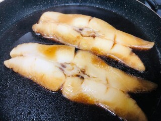 カレイの煮付け　調理中　和食　料理