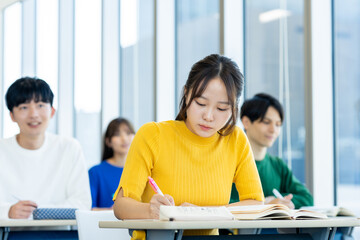 授業を受ける大学生　撮影協力：学校法人電波学園　東京電子専門学校