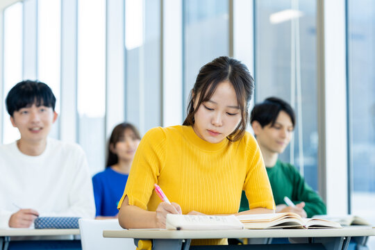 授業を受ける大学生　撮影協力：学校法人電波学園　東京電子専門学校