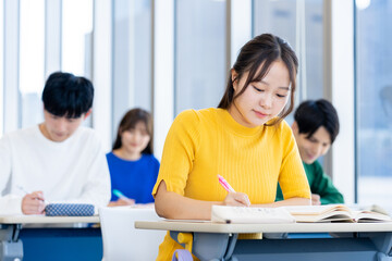 授業を受ける大学生　撮影協力：学校法人電波学園　東京電子専門学校