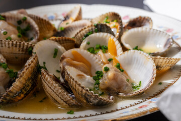 cockles in sherry sauce, Bar Canyi, Mercat de Sant Antoni neighborhood, Barcelona, ​​Catalonia, Spain © Tolo