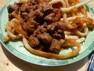 angebratene Rohrnudeln mit Gulasch