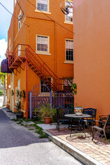 Obraz premium narrow street in the old town of Sarasota Florida