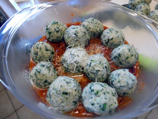 Spinat Ricottabällchen mit Tomatensoße