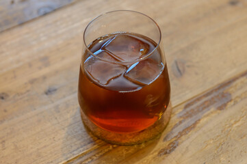 ガラスのコップに入った麦茶