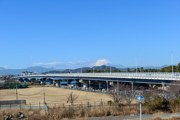富士山をのぞむ屋外ゴルフ練習場