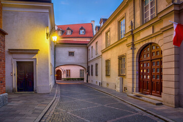 Fototapeta premium Narrow street with arch at dusk in the Old Town of Warsaw, Poland