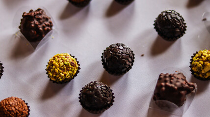 Brigadeiro em destaque sobre prato branco, símbolo da doçaria brasileira e presença garantida em festas infantis e comemorações