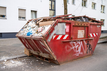 Roter Baustellen-Container, Sanierung, Entrümpelung, Müllentsorgung
