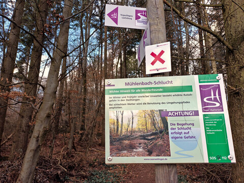Info-Tafeln und Warnhinweise an der M&uuml;hlenbach-Schlucht bei Saarwellingen auf dem Premiumwanderweg Traumschleife M&uuml;hlenbach Schluchten-Tour im Landkreis Saarlouis im Saarland. 