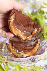 chocolates para pascoa em tablete e formato de ovo, decorados e recheados