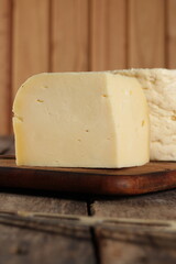 Queijo fresco cortado e decorado com ervas