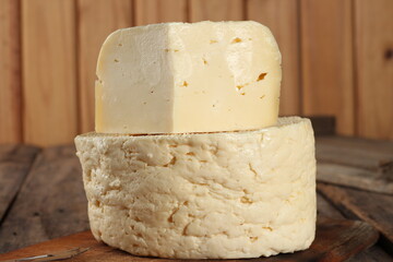 Queijo fresco cortado e decorado com ervas