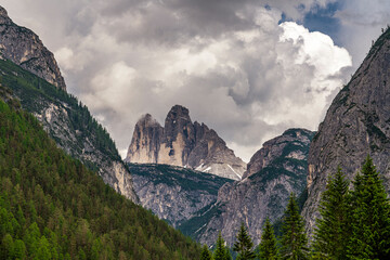 Gebirgsmassiv Drei Zinnen in S&uuml;dtirol vom Tal aus gesehen