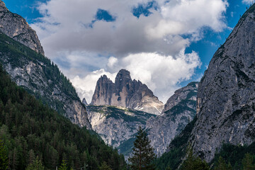 Die Drei Zinnen in den Dolomiten vom Tal aus gesehen