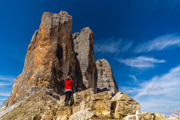 Ein Tourist begutachtet die Drei Zinnen aus der N&auml;he