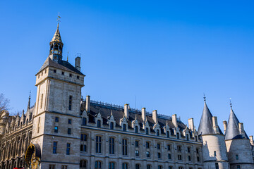 La tour de l'horloge du palais de la cité à l'angle de la Conciergerie à Paris en France
