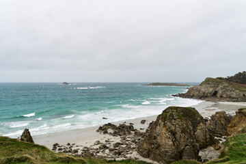 Couleurs sourdes à Pors Sévigné : mer émeraude, ciel couvert et va-et-vient d’écume sur le...