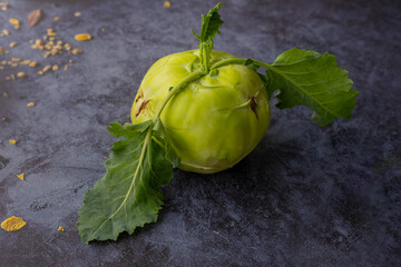 It is also known by names such as Kohlrabi, German turnip, Gulumbra, Yerbasi, Kolorabi.