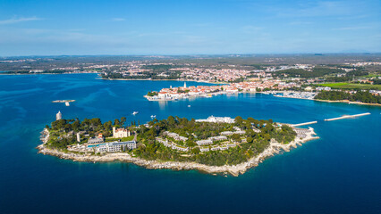 Obraz premium Aerial view of Poreč (Porec), Croatia, showcasing the charming old town, vibrant coastline, and the nearby island of Sveti Nikola. The stunning Zelena Laguna area adds to the beauty turquoise waters