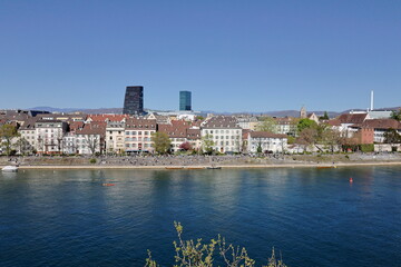 Rheinufer in Kleinbasel im Frühling