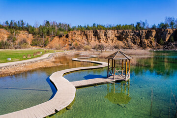 Park Gródek, najsłynniejszy obecnie Park na terenie Jaworzna na Śląsku w Polsce. Lazurowa woda, kładka na zbiorniku wodnym. Panorama z lotu ptaka. © Franciszek