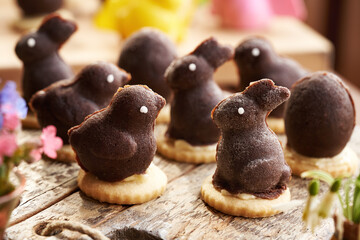 Cute no-bake Easter cookie filled with eggnog cream