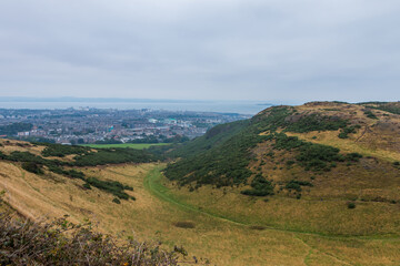 Naklejka premium Beautiful view from Arthur's Seat to Edinburgh and the surrounding landscape. Hiking in Scotland.