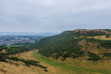Fototapeta premium Beautiful view from Arthur's Seat to Edinburgh and the surrounding landscape. Hiking in Scotland.