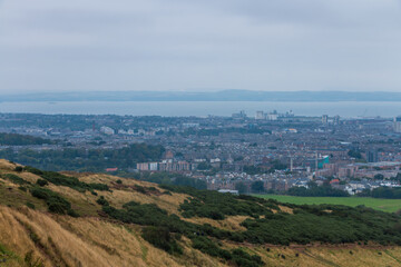 Fototapeta premium Beautiful view from Arthur's Seat to Edinburgh and the surrounding landscape. Hiking in Scotland.