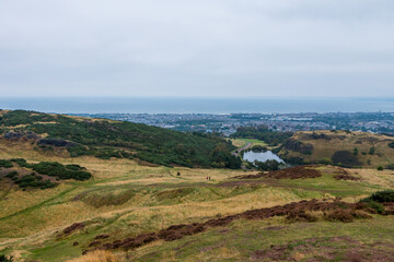 Fototapeta premium Beautiful view from Arthur's Seat to Edinburgh and the surrounding landscape. Hiking in Scotland.